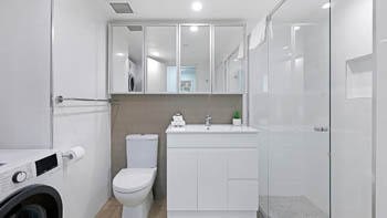 Modern bathroom with walk-in shower in the Superior 1 Bedroom Ocean View Apartment at ULTIQA Points North.